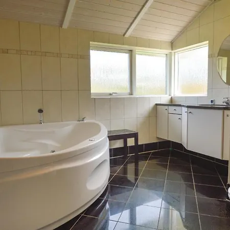 別荘 Awesome Home In Blavand With Sauna